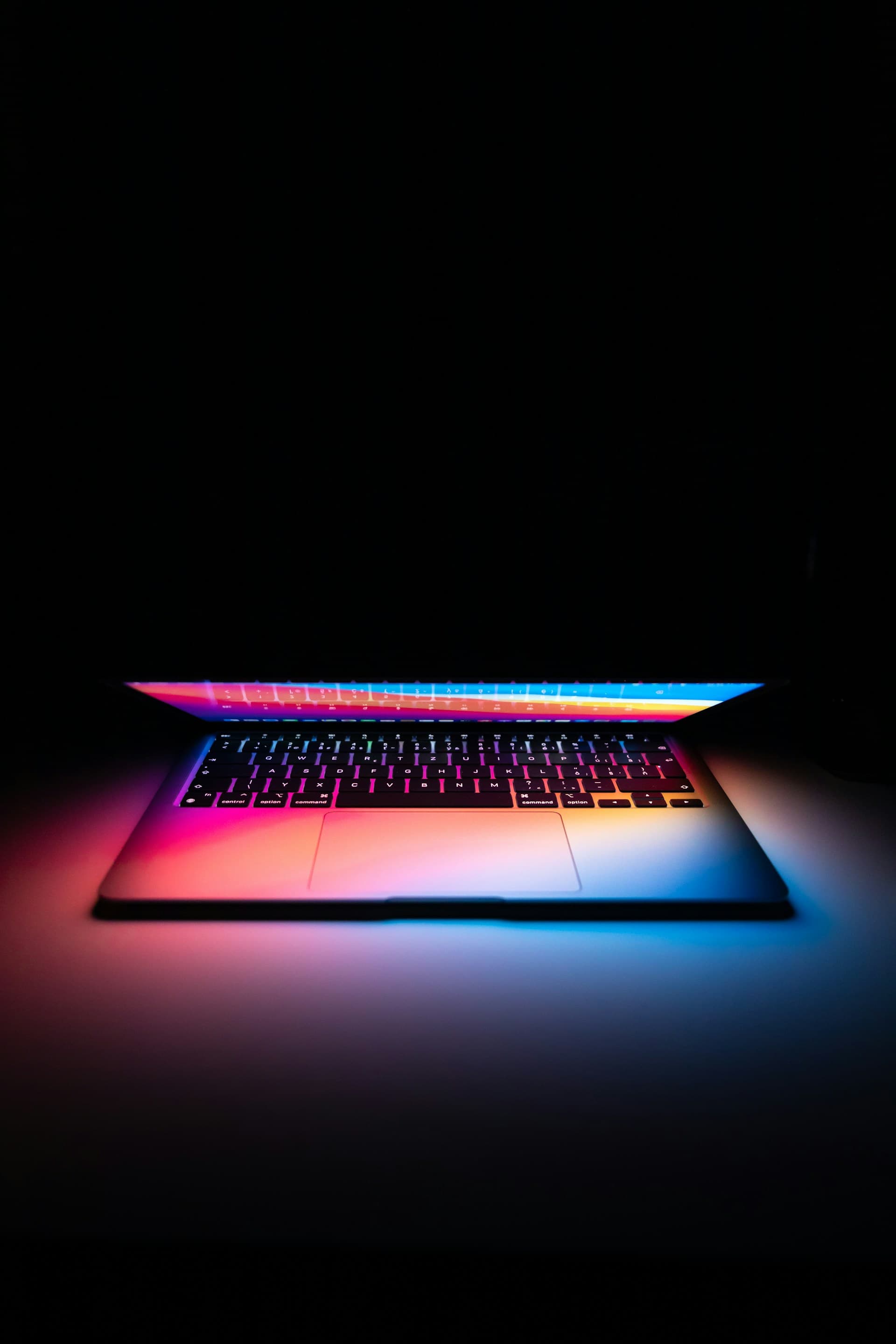 Màn Hình Laptop Bị Sọc, Chảy Mực: Sửa Hay Thay? Giá Ở Thủ Đức