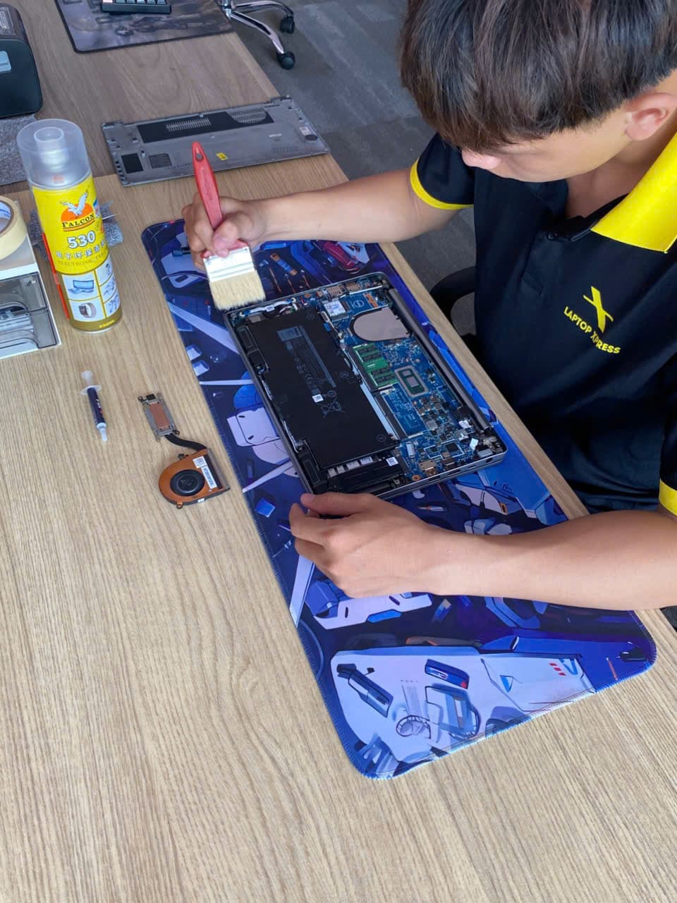 Kỹ thuật viên Laptop XPress vệ sinh mainboard laptop